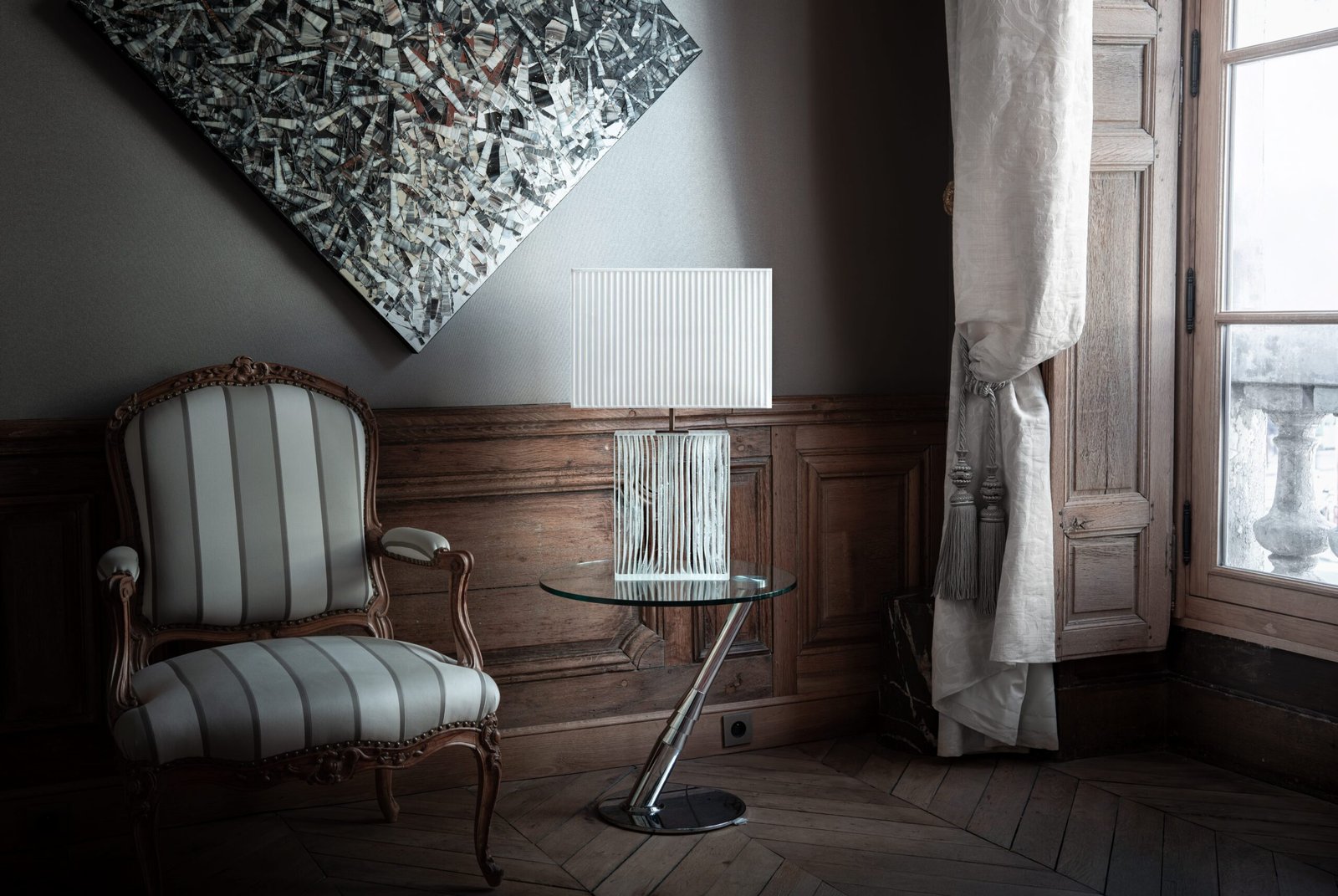 image d'une lampe maison goffier sur une belle commode blanche, devant des boiseries